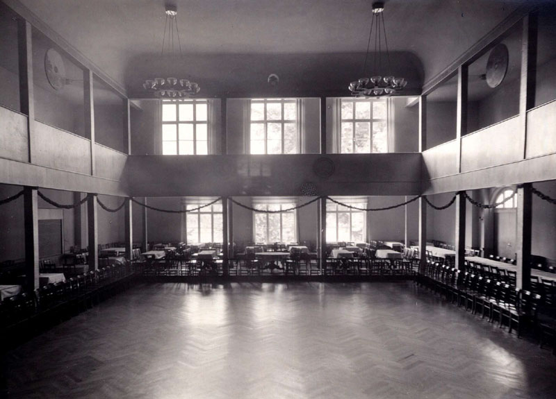 Schützenhaussaal mit Schießscheiben in den Emporen, Foto 1930er