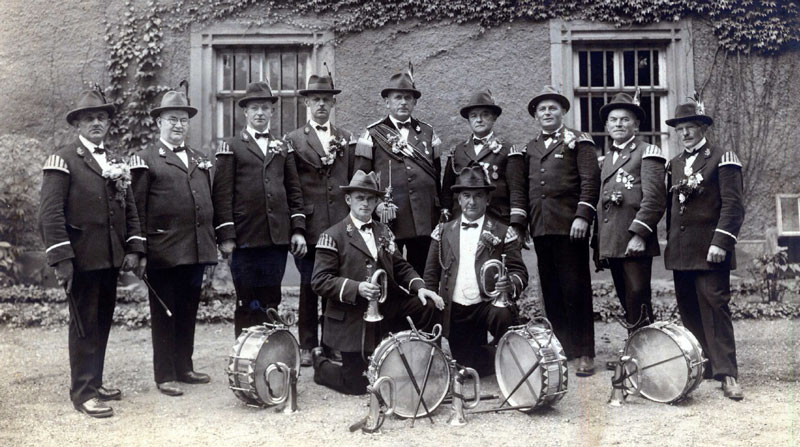 Zum festen Bestandteil eines jeden Schützenfestes gehörte der Spiel- mannszug der Schützengilde, Foto um 1930