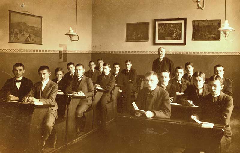 Klasse in der Realschule, 1914/15. Die Schüler haben alle Westen und Jacken an, da in den Schulen schon im ersten Kriegswinter die Kohlen für eine angemessene Beheizung fehlten.