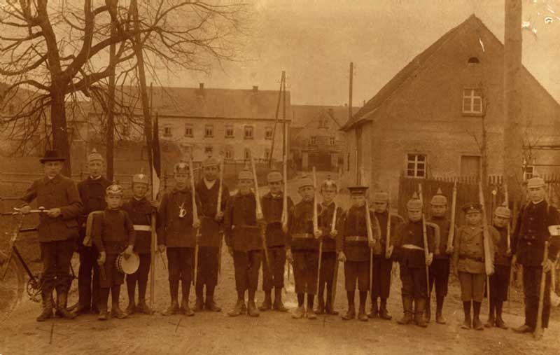 Schuljugend von Kleinbothen, 1914/15. Im ganzen Reich wurde die Jugend in sogenannten “Jungmannschaften“ einer vormilitärischen Ausbildung unterzogen, welche meist aus Exerzierübungen und Geländemärschen bestand.