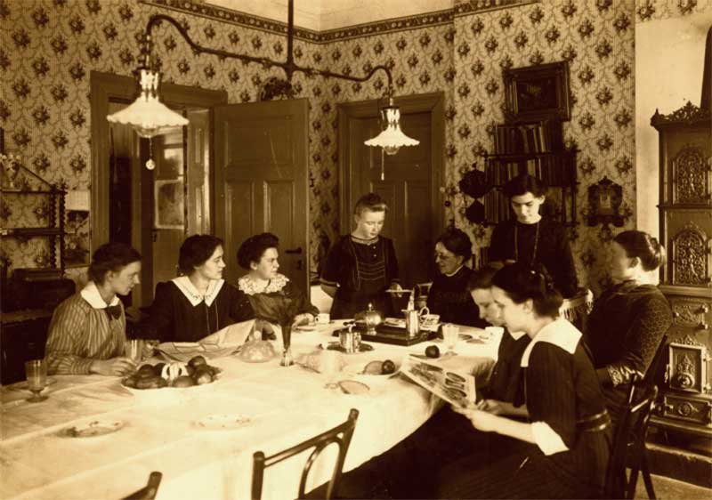 Pensionat der Höheren Töchterschule, 1915. Die karge Mahlzeit der jungen Frauen besteht aus einer halben Scheibe Brot und einem Apfel.