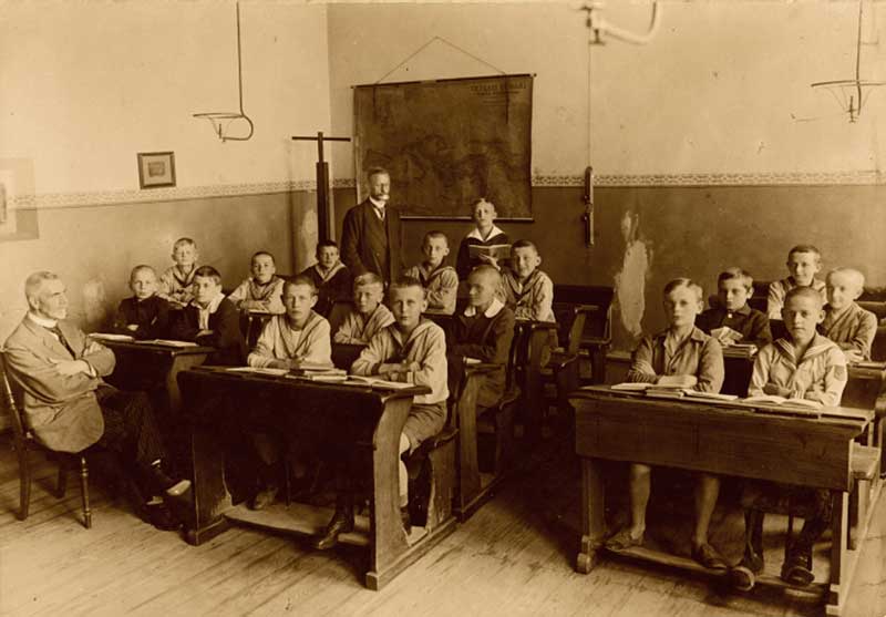 Schüler des Progymnasiums, 1919. Über die Hälfte der Knaben trägt die Matrosenbluse. Sie ist Zeichen einer Aufbruchsstimmung, von der die verspätete Nation Deutschland nach der Reichsgründung erfasst wurde.