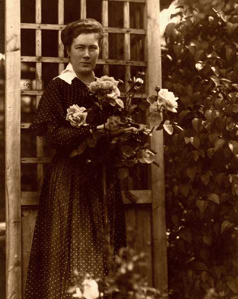 Elisabeth Händel, um 1917. 1900 übernahm Elisabeth die Leitung von ihrem früh verstorbenen Mann. Sie führte die Fabrik erfolgreich durch die Kriegs- und Nachkriegszeiten bis zur Übergabe an ihren Sohn 1926.