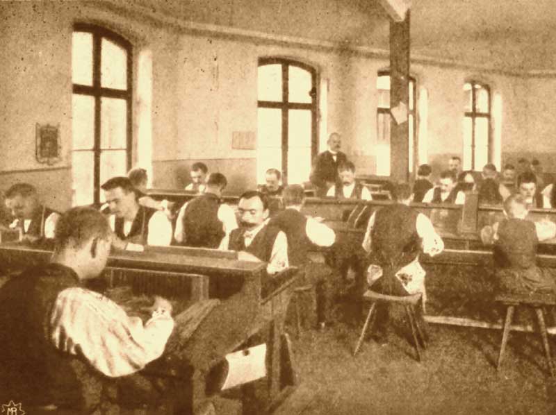 Rollersaal der Zigarrenfabrik, 1908. Im Rollersaal arbeiteten nur Männer, während alle anderen Arbeiten hauptsächlich von Frauen ausgeführt wurden.
