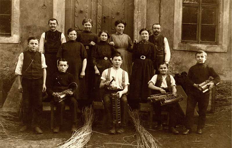 Belegschaft mit Geschosskörben, 1917. Neben der großen Anzahl von Frauen beschäftigte die Firma auch eine Menge jugendlicher Arbeiter.