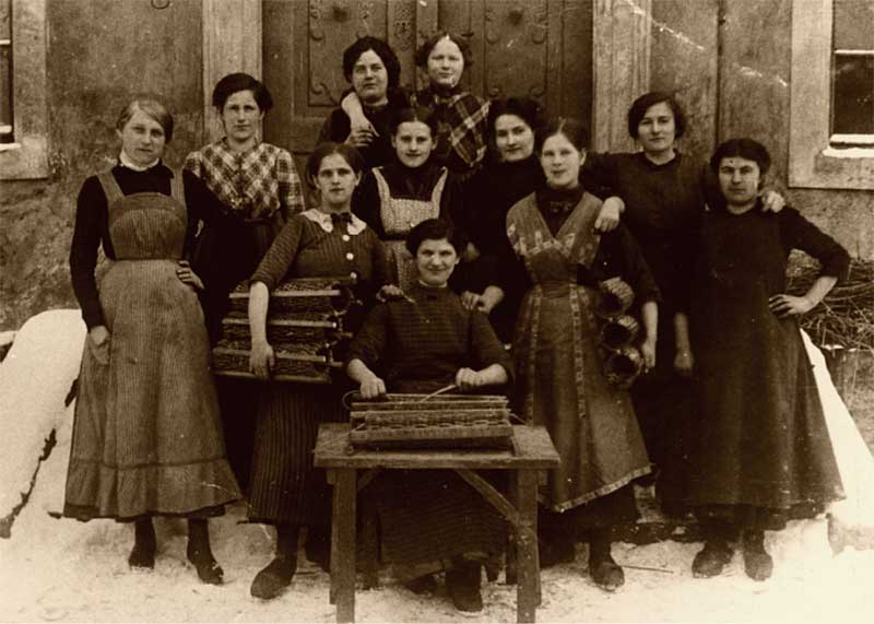 Frauen mit Geschoßkörben im 1. Weltkrieg vor altem Seminar