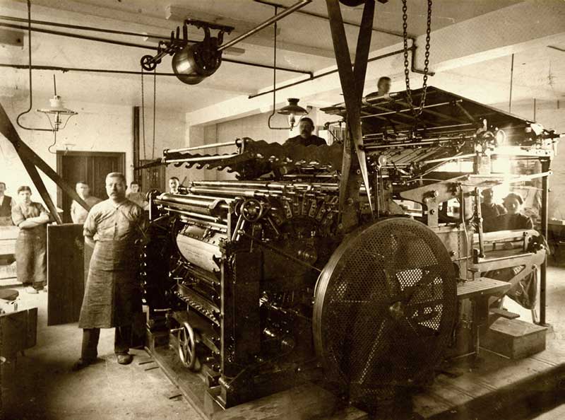 Blick in die Druckerei der Papierwarenfabrik um 1910. Auf dem Bild links steht der spätere SPD-Abgeordnete Paul Gey.