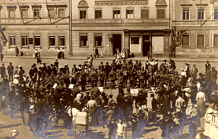 Osterkonzert auf dem Grimmaer Marktplatz, 1916. Das Musikkorps des 2. Ersatz-Bataillons des Infanterie-Regiments 106 spielte unter der Leitung von Unteroffizier Lange.