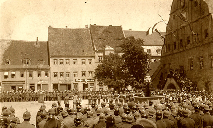 Der Marktplatz in Grimma am 25.5.1915. Die Bevölkerung der Stadt Grimma beging zusammen mit dem 2. Ersatz-Bataillon den Geburtstag des Königs.